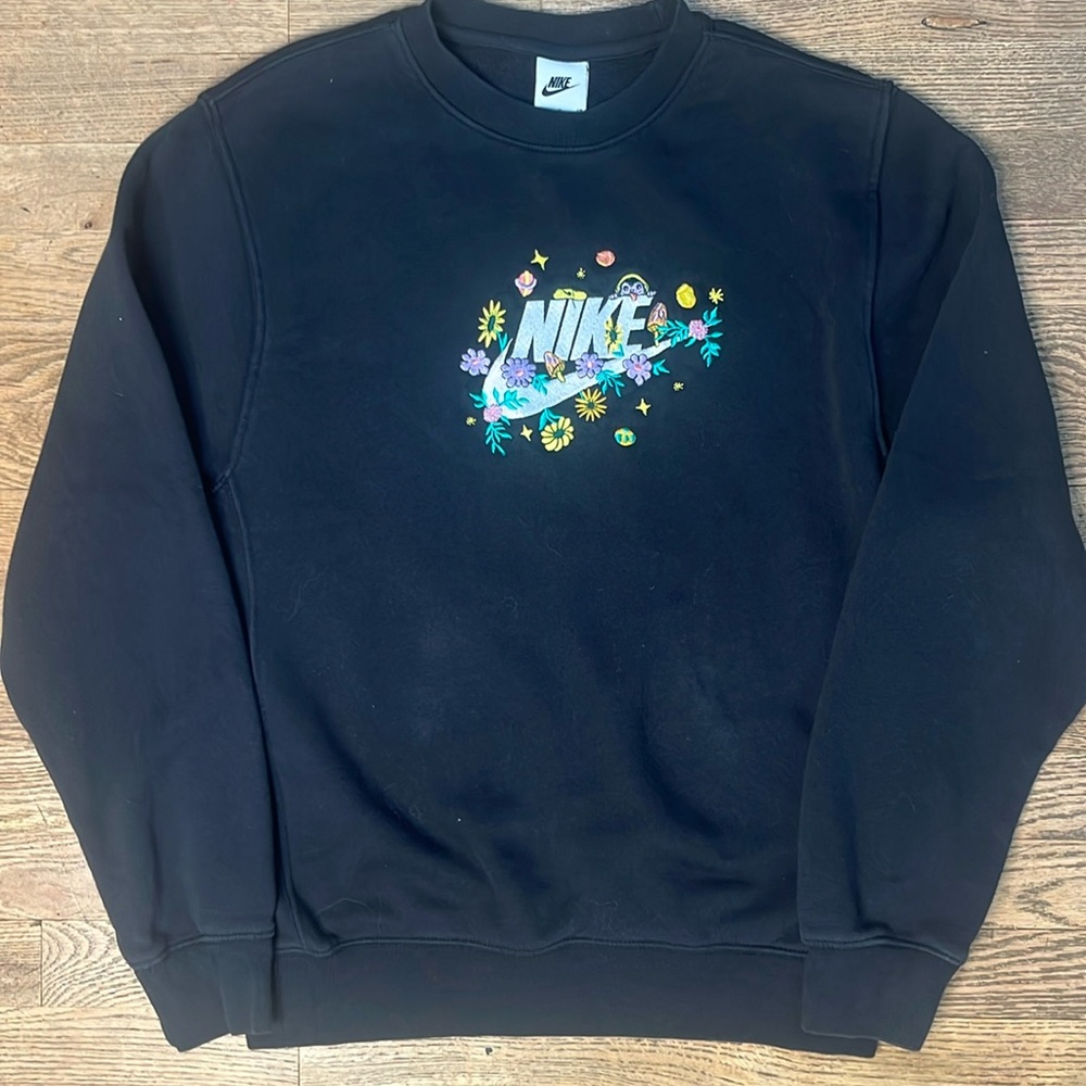 Nike Womens S Swoosh Embroidered Floral Shroom Club Fleece Sweatshirt Black